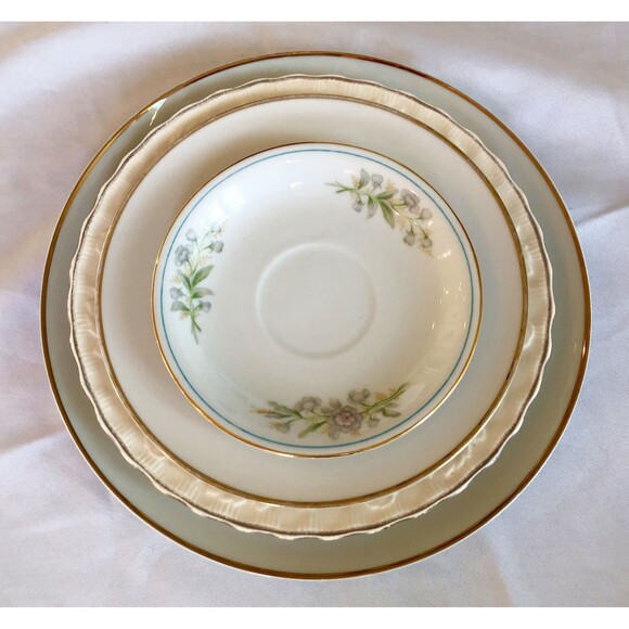 4 Piece Mixed and Matched Fine China Place Setting, Floral and Gold Rim Themed - Picture 1 of 10